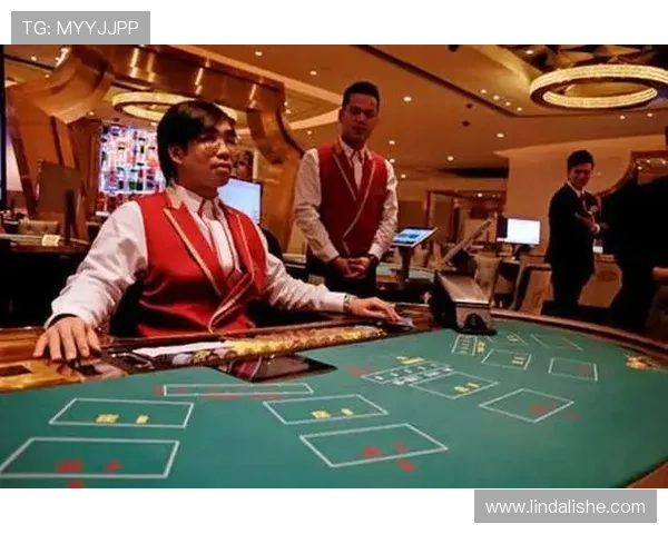 专业真人百家乐荷官全天候在线为玩家提供专业服务确保每一局游戏公平公正